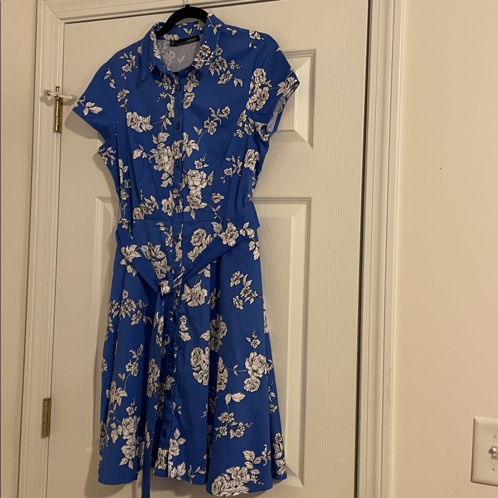 Chetta B floral dress. Lovely floral patterned w/pockets and tie waist. Size 12.